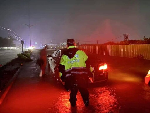 颱風夜受困水中 警察冒雨推車救援