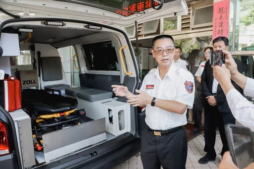 聯儀建設回饋鄉里 捐嘉縣消防局救護車