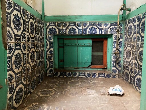 嘉市東市場廁所新亮點 復刻城隍廟老花磚