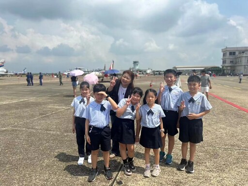 志航國小學童獲邀為空軍基地解說 學生機場與軍職父親相聚感人