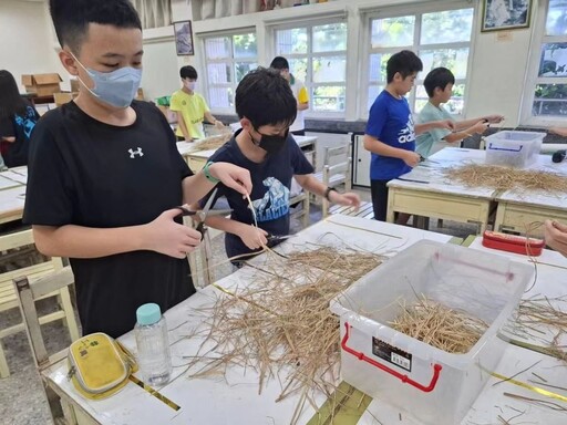 嘉市玉山國中食農創作暑期營 大型稻草梅花鹿作品吸睛