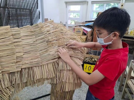 嘉市玉山國中食農創作暑期營 大型稻草梅花鹿作品吸睛