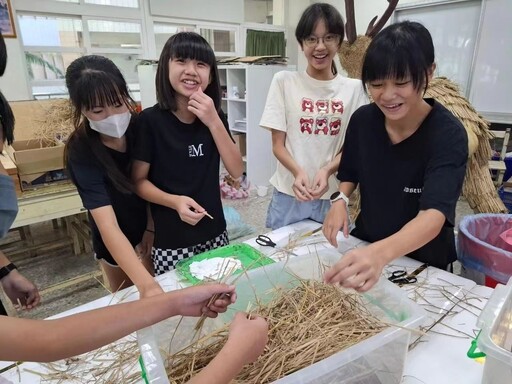 嘉市玉山國中食農創作暑期營 大型稻草梅花鹿作品吸睛