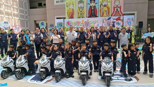 嘉市警首創警察大白熊主題3D地景模擬道路地圖 萌警扎根永續愛嘉交通安全意識