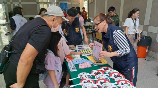 嘉市警首創警察大白熊主題3D地景模擬道路地圖 萌警扎根永續愛嘉交通安全意識