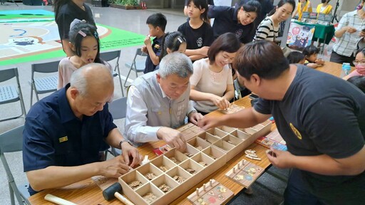 嘉市警首創警察大白熊主題3D地景模擬道路地圖 萌警扎根永續愛嘉交通安全意識