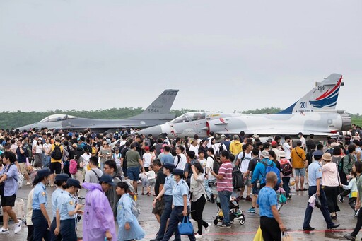 空軍嘉義基地營區開放 嘉義縣市首長與上萬民眾到場觀賞操演盛況