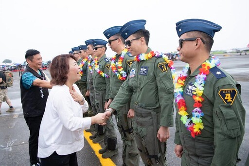 空軍嘉義基地營區開放 嘉義縣市首長與上萬民眾到場觀賞操演盛況