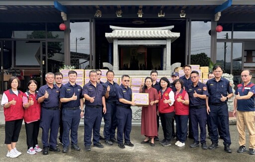 中元普渡慈航關懷眾生 湖內警送平安物資關懷弱勢活動