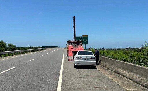 男子烈日下車故障 臺西警協助駕駛安心