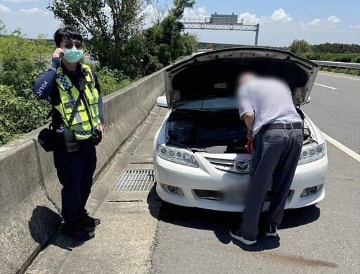 男子烈日下車故障 臺西警協助駕駛安心