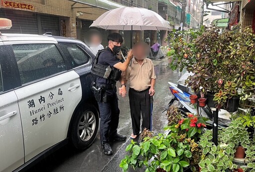 迷途老人雨天忘了回家路 路竹暖警熱心助返家團聚