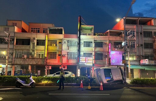 仁武男換車道不慎擦撞 衝分隔島側翻