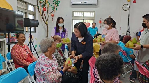 長青食堂送文旦 張麗善與長輩們提前歡慶中秋