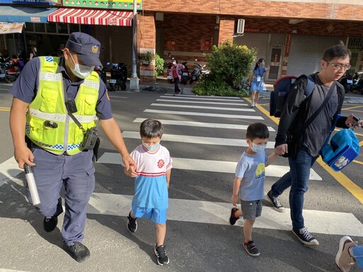 開學了小港警護童揪甘心