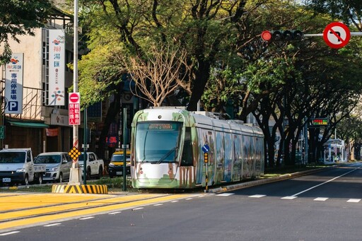 高雄輕軌半年內運量大增35％ 透過加班車及168號轉乘接駁公車 提高疏運效能