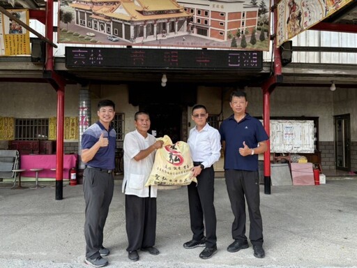 雲林縣口湖鄉普明寺愛心供品 縣警局轉贈送暖助弱勢！