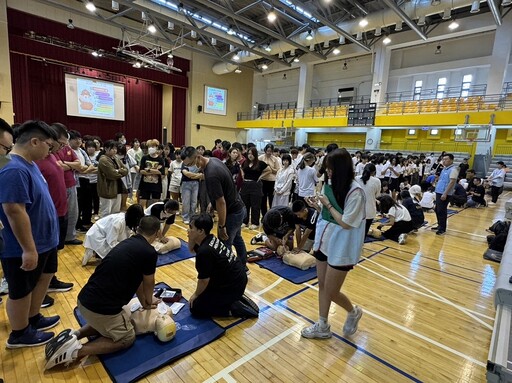 金門消防局救護週 金大新生近千人學習CPR