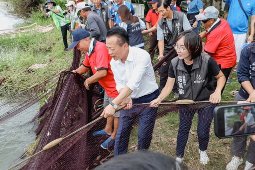 涸魚文化季重現傳統魅力 鹿草鄉民自備容器帶走現撈漁獲