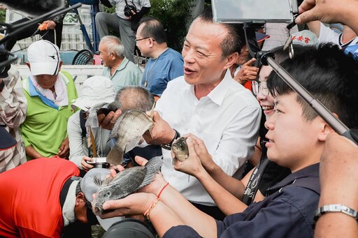 涸魚文化季重現傳統魅力 鹿草鄉民自備容器帶走現撈漁獲