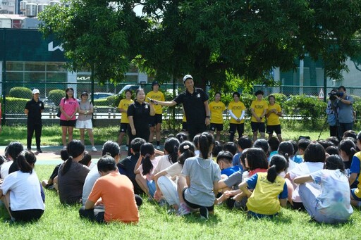 高雄Attackers先鋒女子足球隊「校園關懷列車公益活動」 開進河堤國小