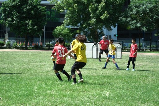 高雄Attackers先鋒女子足球隊「校園關懷列車公益活動」 開進河堤國小