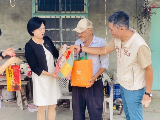 北港鎮公所與北港農工官學合作蛋黃酥 結合民間團體關懷獨老