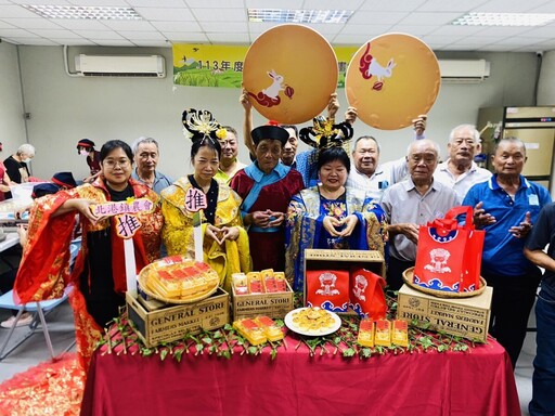 華山基金會中秋關懷送物資 北港農會號召家政班做月餅