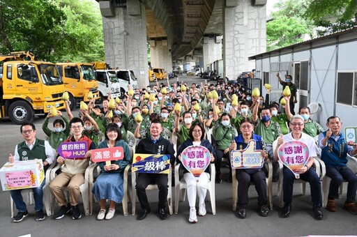 康裕成中秋暖心慰勞 防災英雄全力守護三民區市民家園