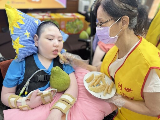 中秋節品嚐柚子香氣 伴植物人溫馨過節