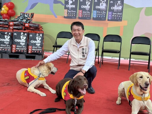 許智傑中秋送暖！媒合善心企業捐犬糧 助高雄搜救犬再創救災佳績