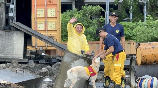 許智傑中秋送暖！媒合善心企業捐犬糧 助高雄搜救犬再創救災佳績