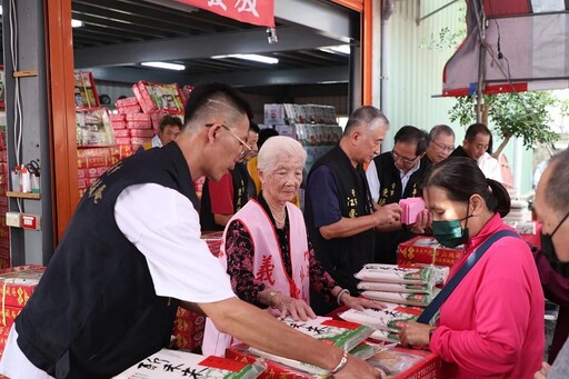 九華山地藏庵贊普品送弱勢家庭 中秋送愛心黃敏惠到場關懷