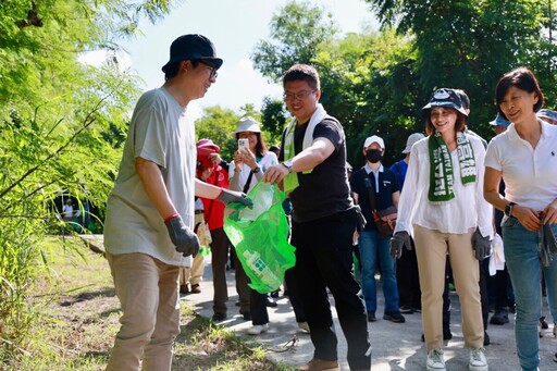 高雄邁向2050淨零碳排 陳其邁帶領千人淨山 力推環保從自身做起