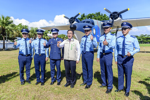 港濱公園展示除役軍機 黃偉哲邀民識空軍戰功事蹟