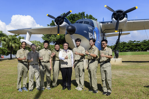 港濱公園展示除役軍機 黃偉哲邀民識空軍戰功事蹟