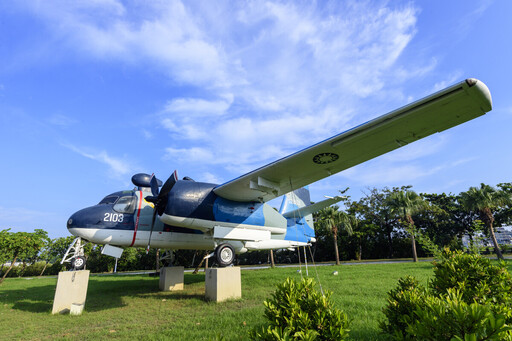 港濱公園展示除役軍機 黃偉哲邀民識空軍戰功事蹟