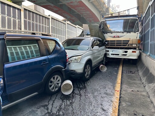 左營區砂石車疑煞車失靈致8車連環事故