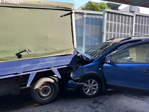 左營區砂石車疑煞車失靈致8車連環事故