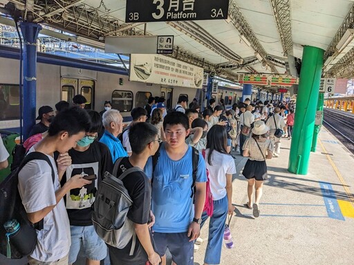 中秋非連假旅客破表回流！臺鐵尖峰疏運另類旅客擠爆潮鐵園區