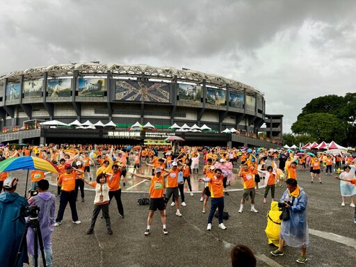 6000人雨中熱跑！五癌篩檢領航高雄長庚永慶盃路跑