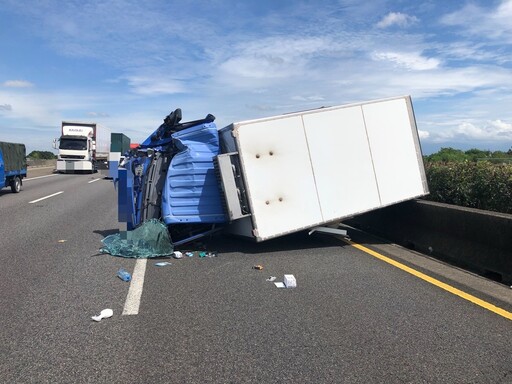 國道1號小貨車失控側翻中央分隔島 警獲報協助送醫幸無大礙