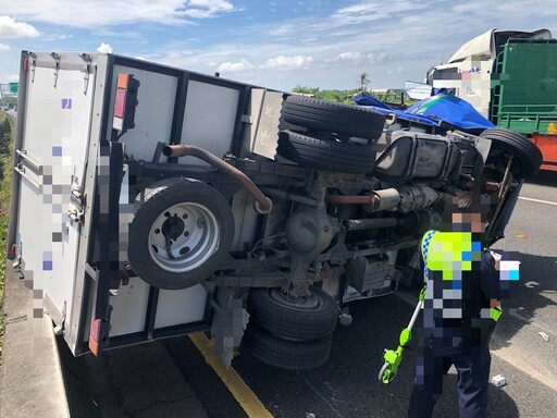 國道1號小貨車失控側翻中央分隔島 警獲報協助送醫幸無大礙