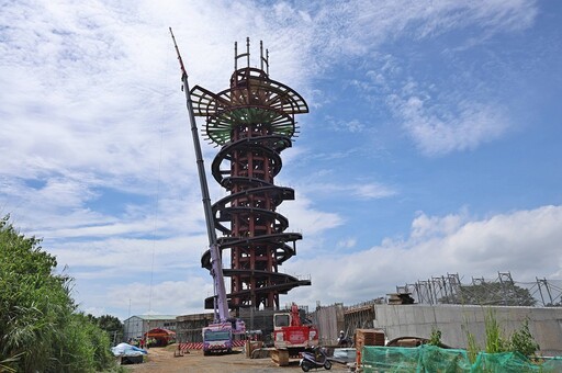 進度6成主體塔現雛形 松柏嶺高空觀景平台「松嶺之星」上樑