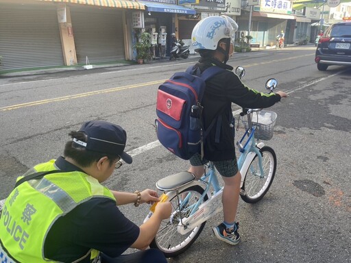 北港警製作反光貼條 宣導學生族群行的安全