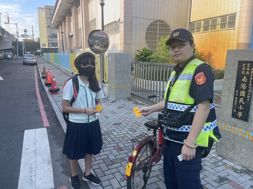 北港警製作反光貼條 宣導學生族群行的安全