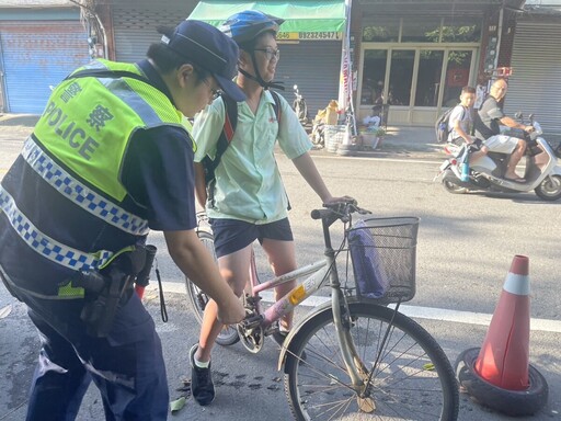 北港警製作反光貼條 宣導學生族群行的安全