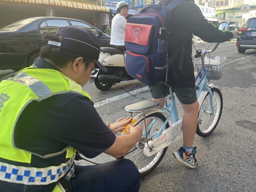 北港警製作反光貼條 宣導學生族群行的安全