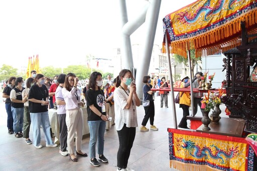 孔子神像繞境嘉市區入校賜福 黃敏惠祈求護佑學子平安多元學習