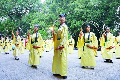 大成至聖先師2574週年誕辰 黃敏惠分送智慧糕、筆為學子祈福